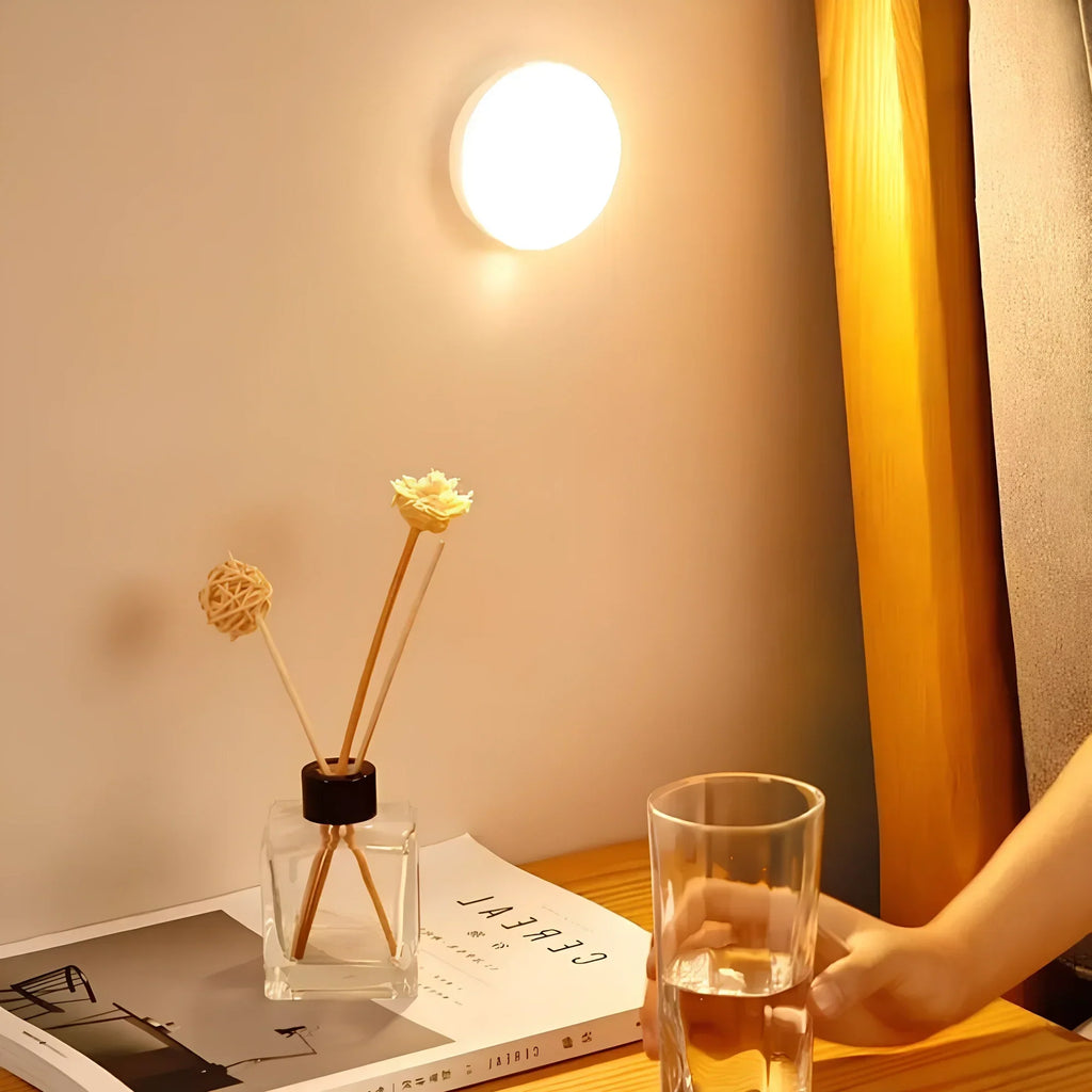 Luce con rilevamento automatico del movimento, design compatto e installazione rapida