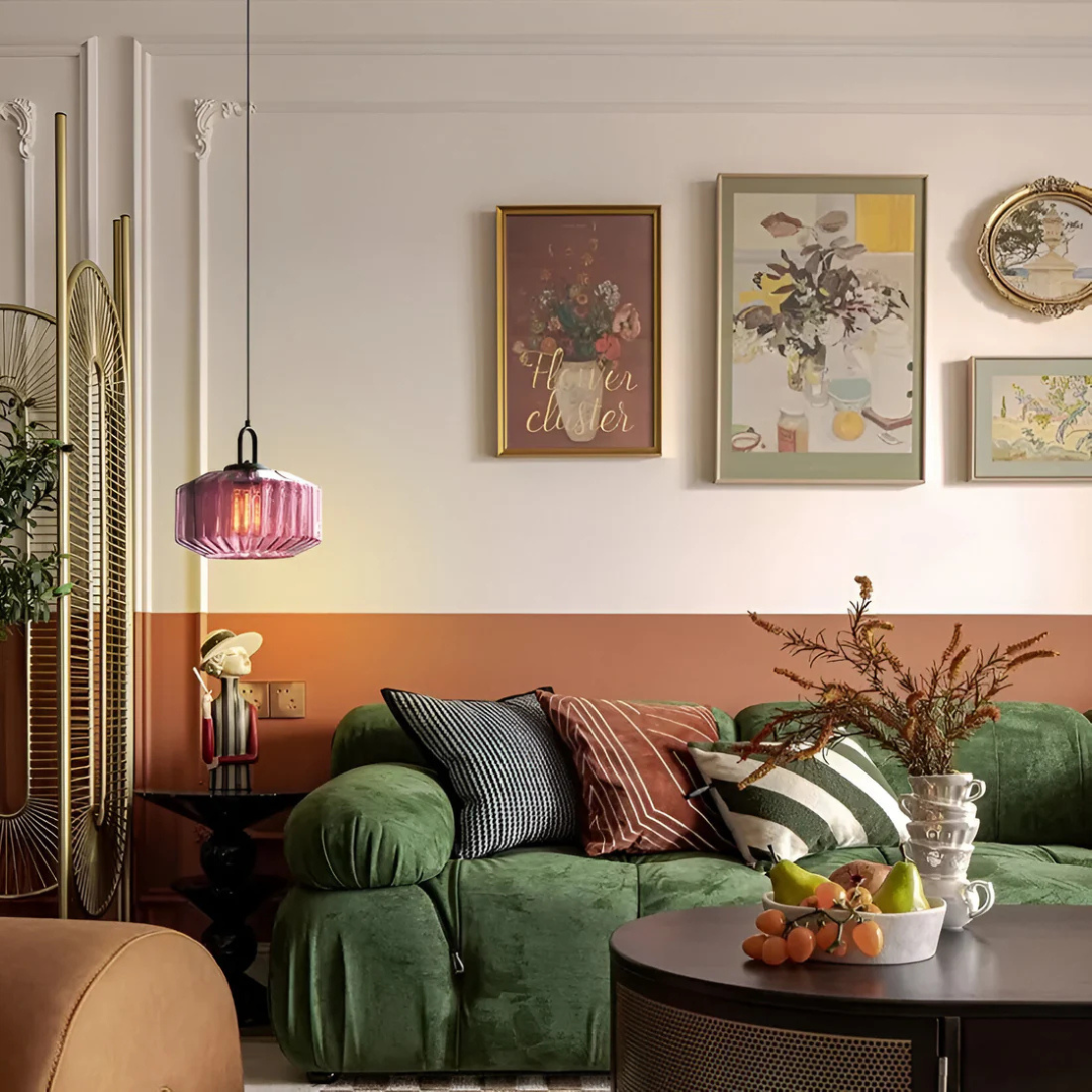 Lampa wisząca Eloria z kolorowego szkła w stylu retro, emitująca ciepłe światło