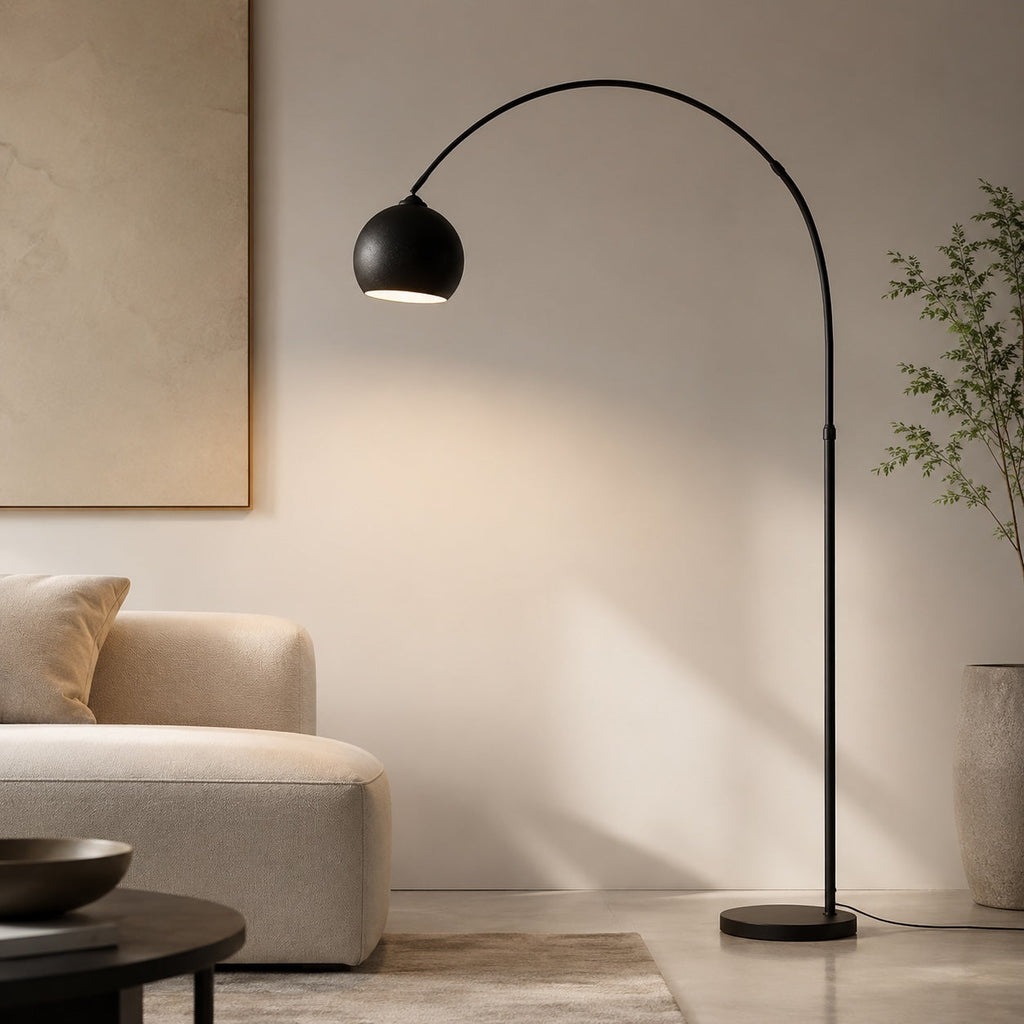 Moderní nastavitelná černá stojací lampa s LED osvětlením a kovovou konstrukcí | ribuella