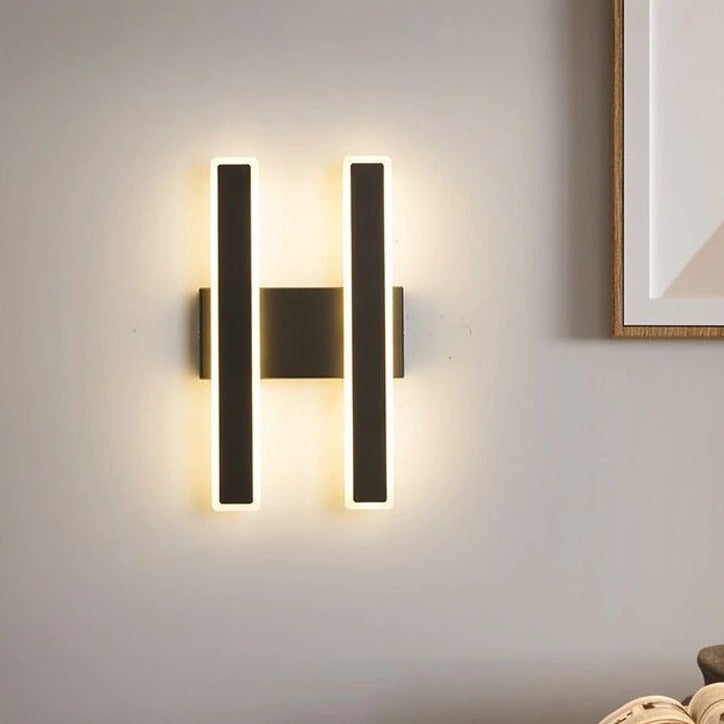 Modern csíkos mintájú LED fali lámpa – energiatakarékos világítás