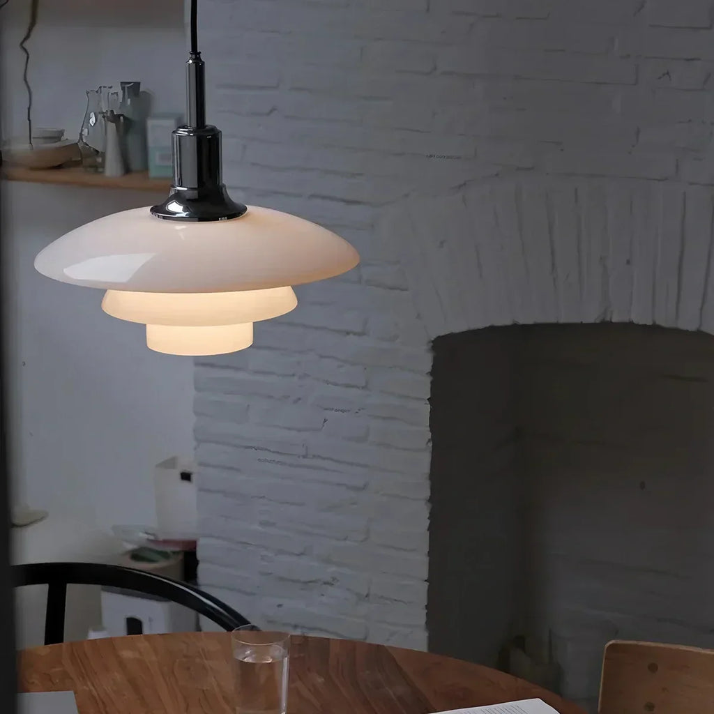 Szklana lampa wisząca w stylu duńskim z kremowymi panelami ułożonymi warstwowo