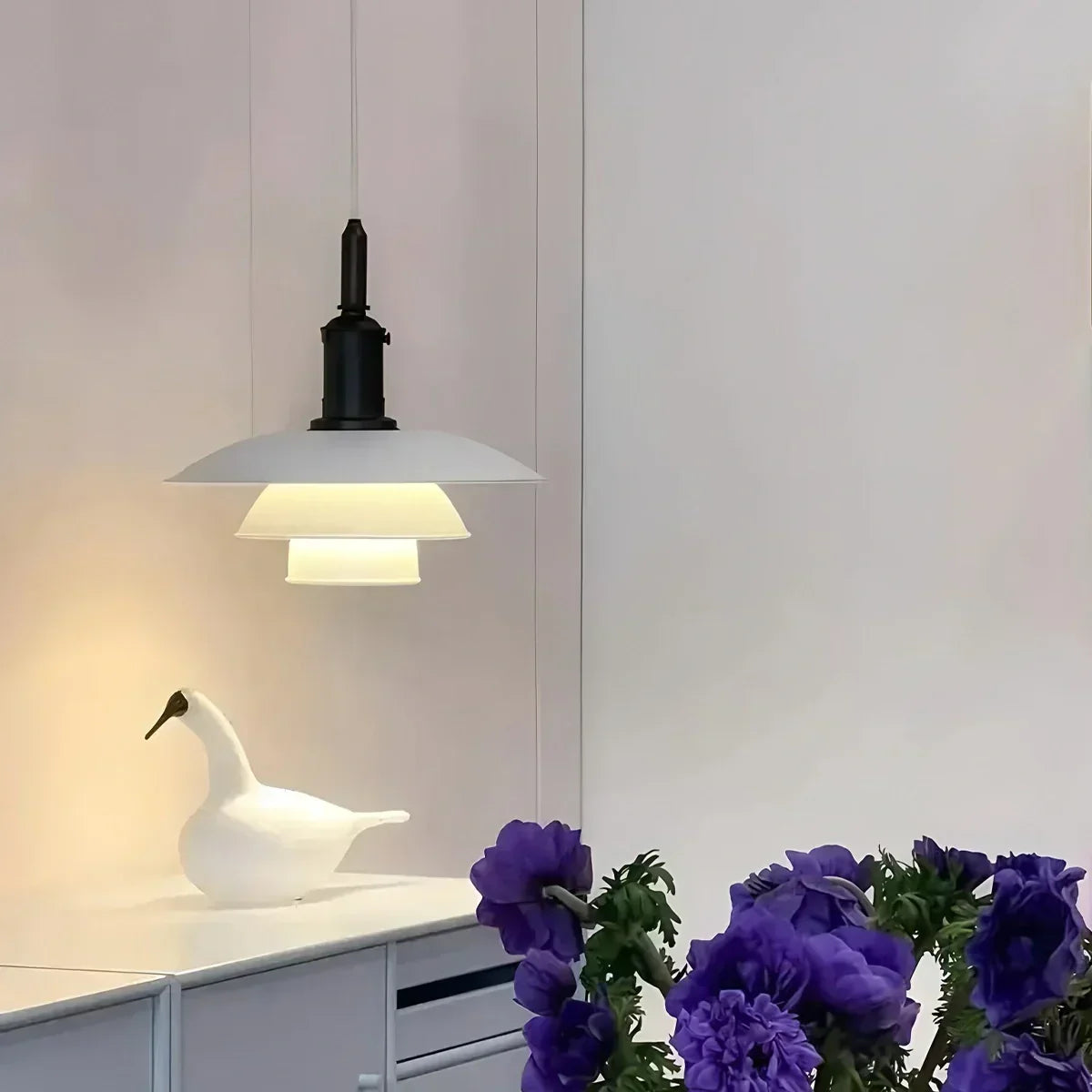 Szklana lampa wisząca w stylu duńskim z kremowymi panelami ułożonymi warstwowo