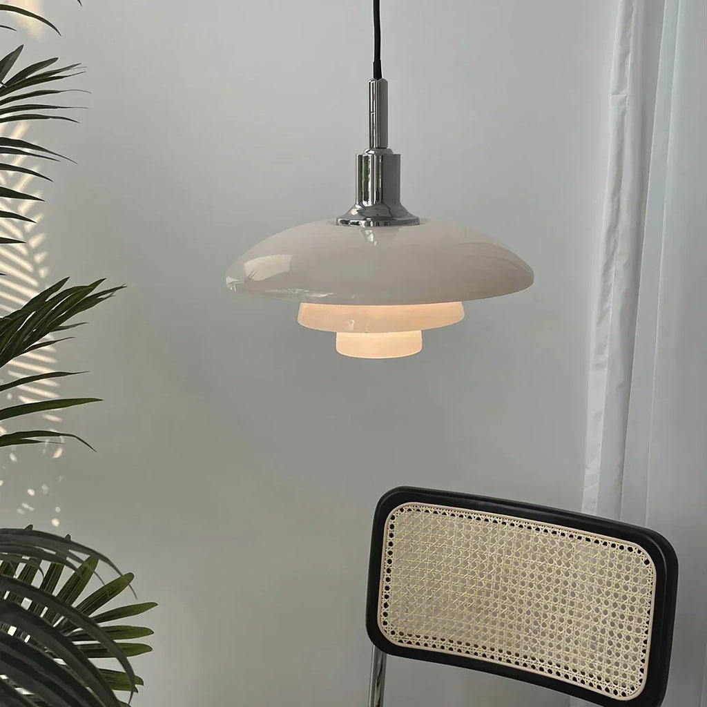 Szklana lampa wisząca w stylu duńskim z kremowymi panelami ułożonymi warstwowo