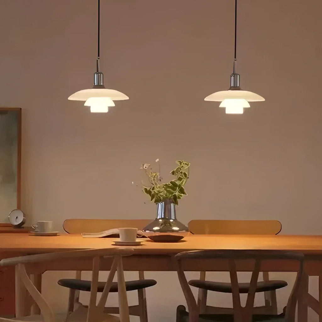 Szklana lampa wisząca w stylu duńskim z kremowymi panelami ułożonymi warstwowo