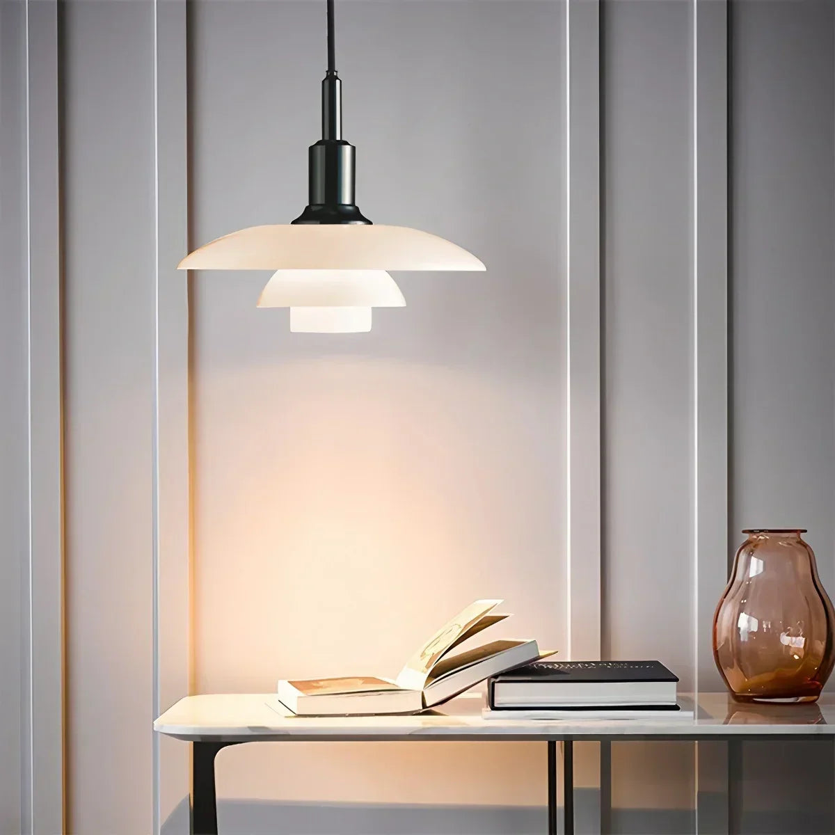 Szklana lampa wisząca w stylu duńskim z kremowymi panelami ułożonymi warstwowo