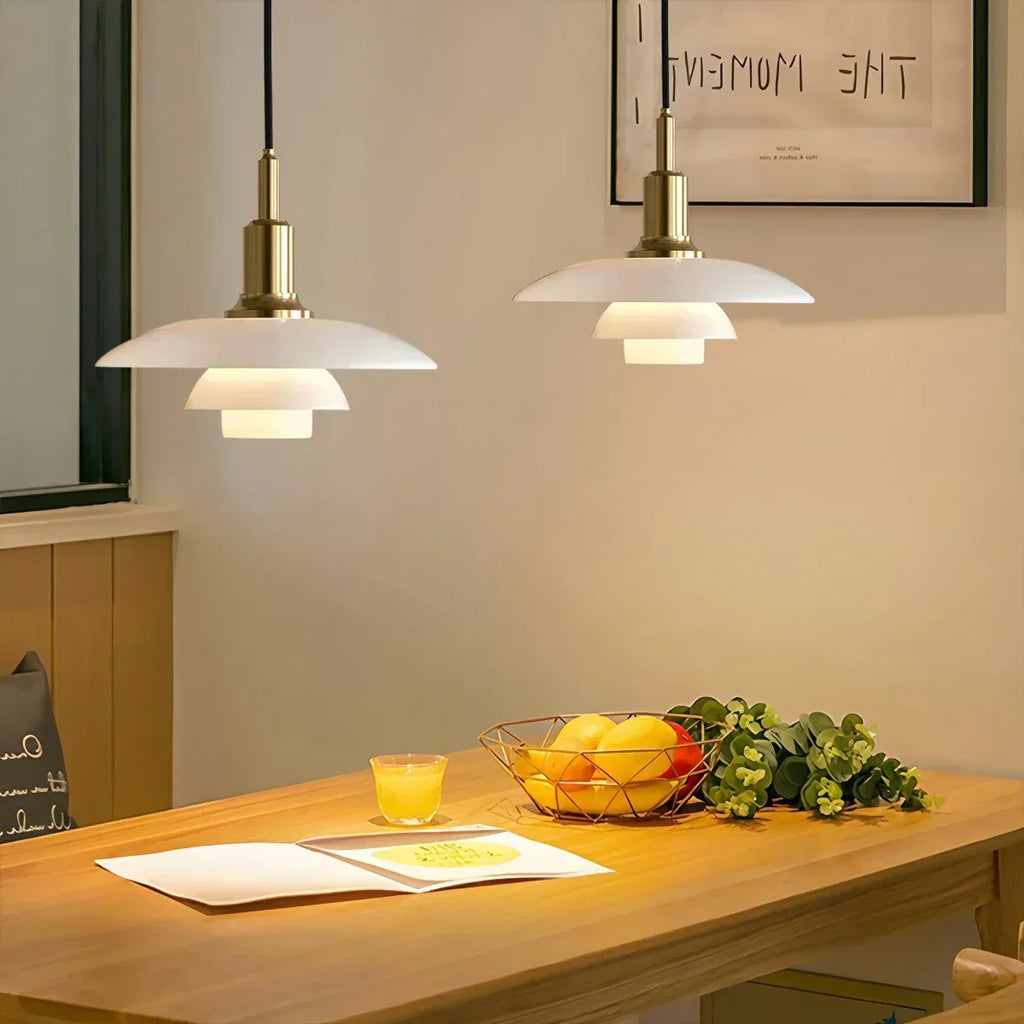 Szklana lampa wisząca w stylu duńskim z kremowymi panelami ułożonymi warstwowo