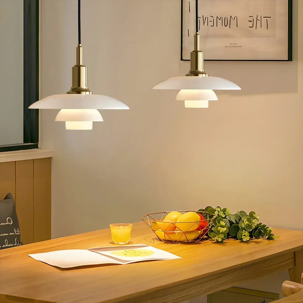 Szklana lampa wisząca w stylu duńskim z kremowymi panelami ułożonymi warstwowo