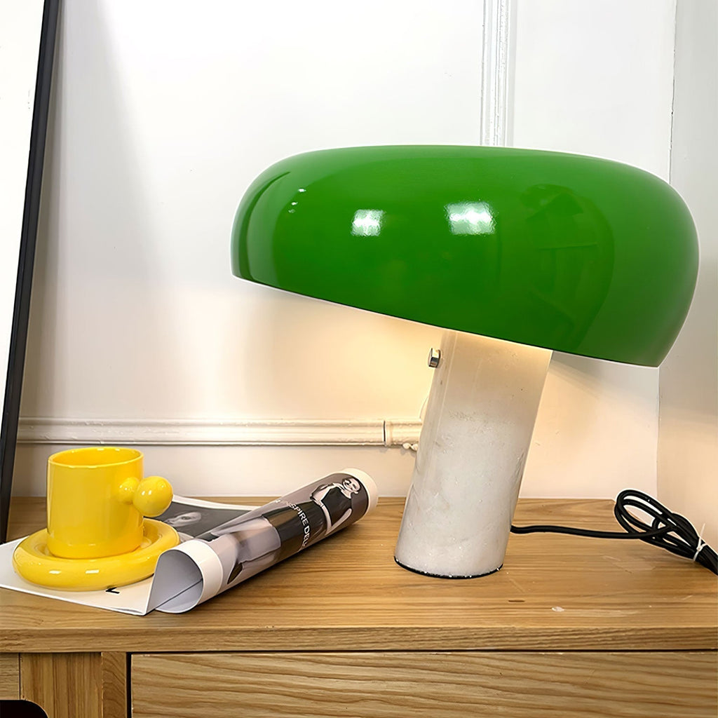 Lampe de table Vestra en marbre, réflecteur en métal émaillé, base en marbre de Carrare