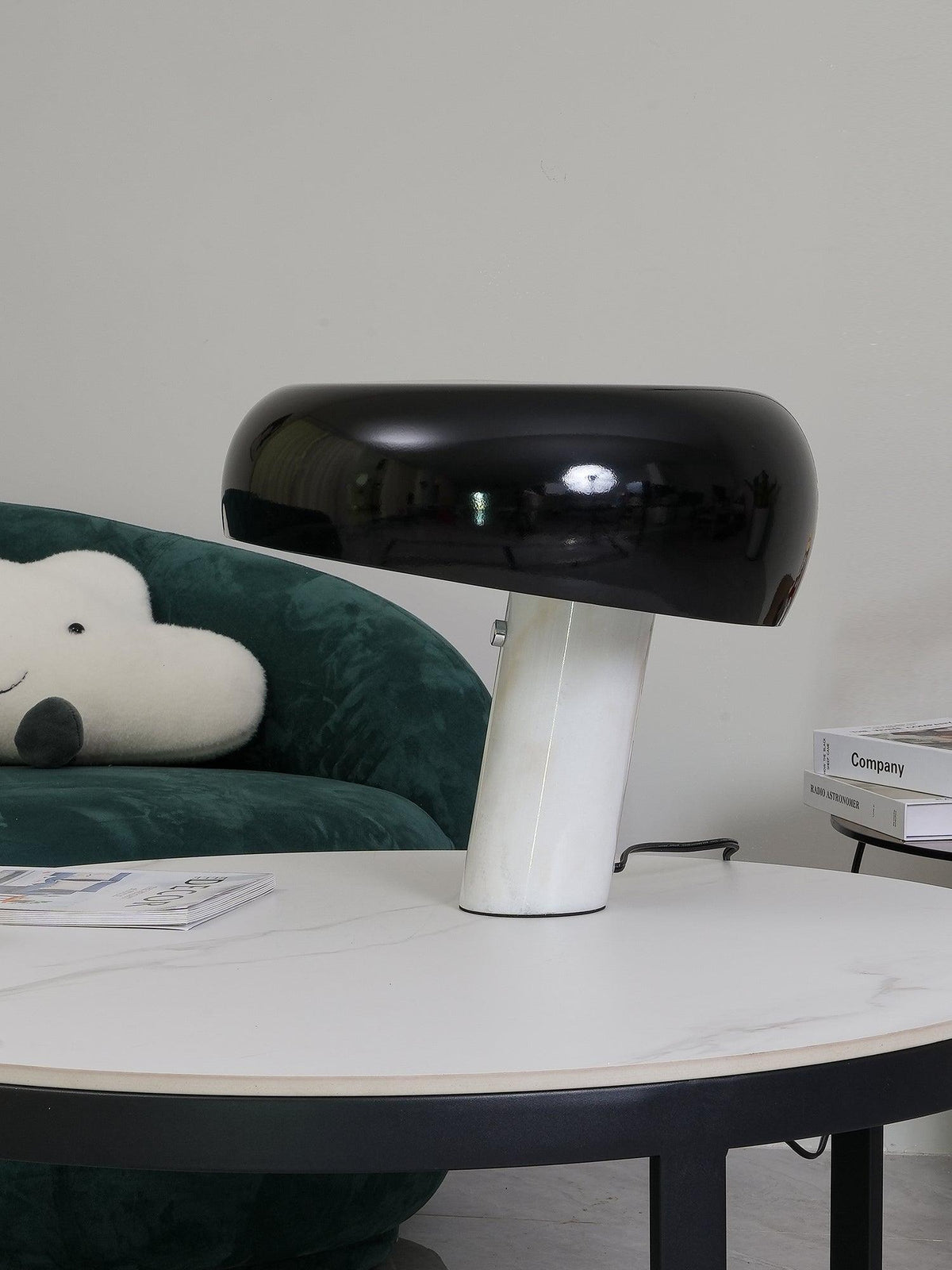 Lampe de table Vestra en marbre, réflecteur en métal émaillé, base en marbre de Carrare