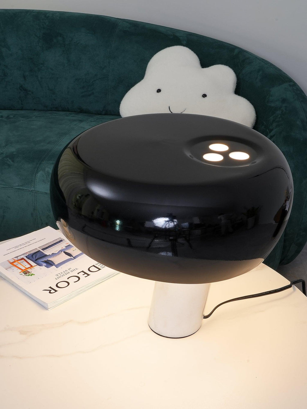 Lampe de table Vestra en marbre, réflecteur en métal émaillé, base en marbre de Carrare