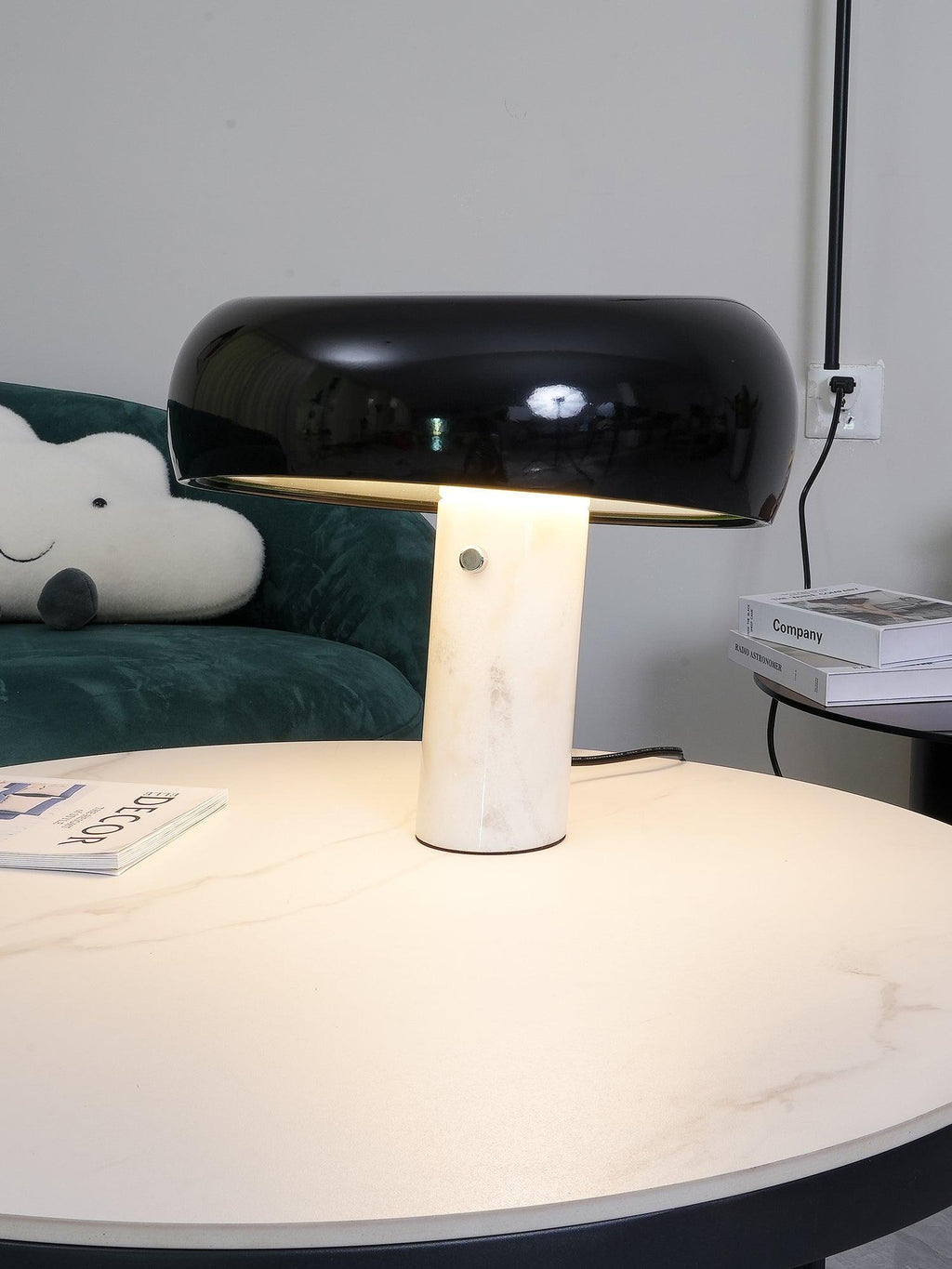 Lampe de table Vestra en marbre, réflecteur en métal émaillé, base en marbre de Carrare