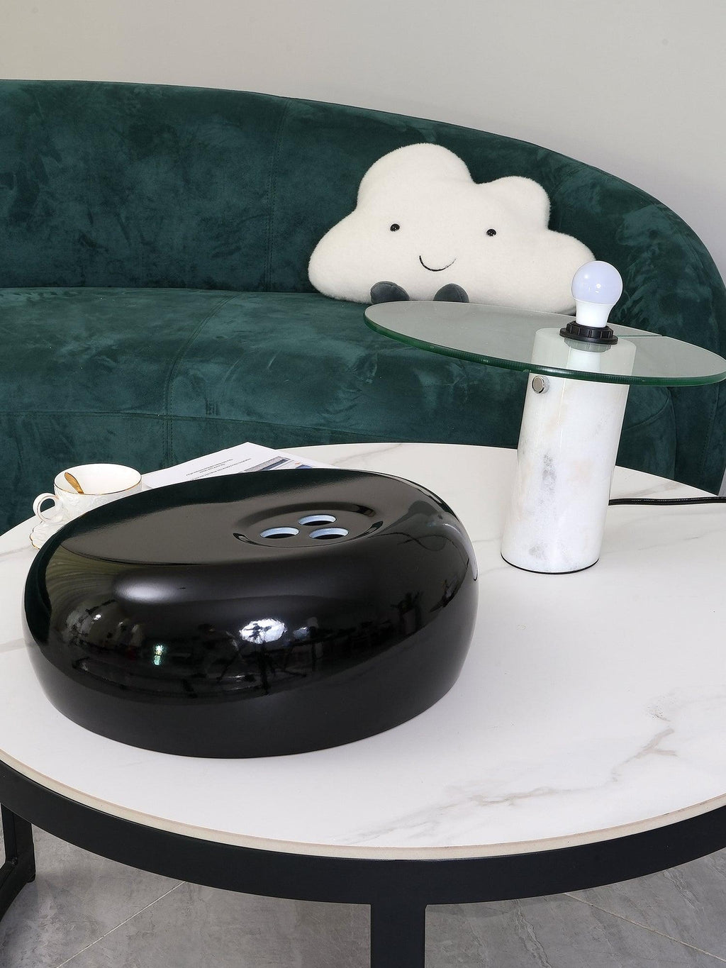Lampe de table Vestra en marbre, réflecteur en métal émaillé, base en marbre de Carrare