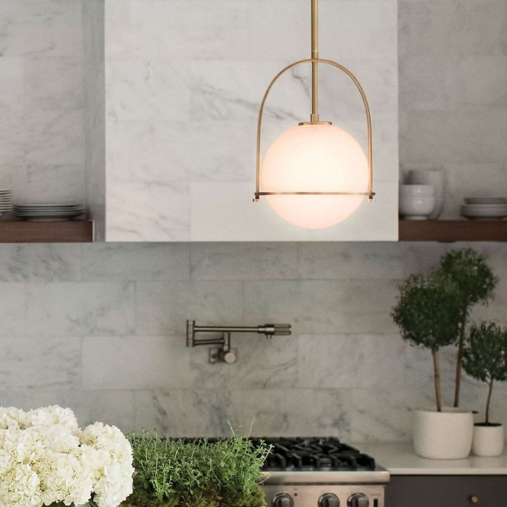 Taklampa med opalglas från Aurora - förstärkt metallram, frostat glas