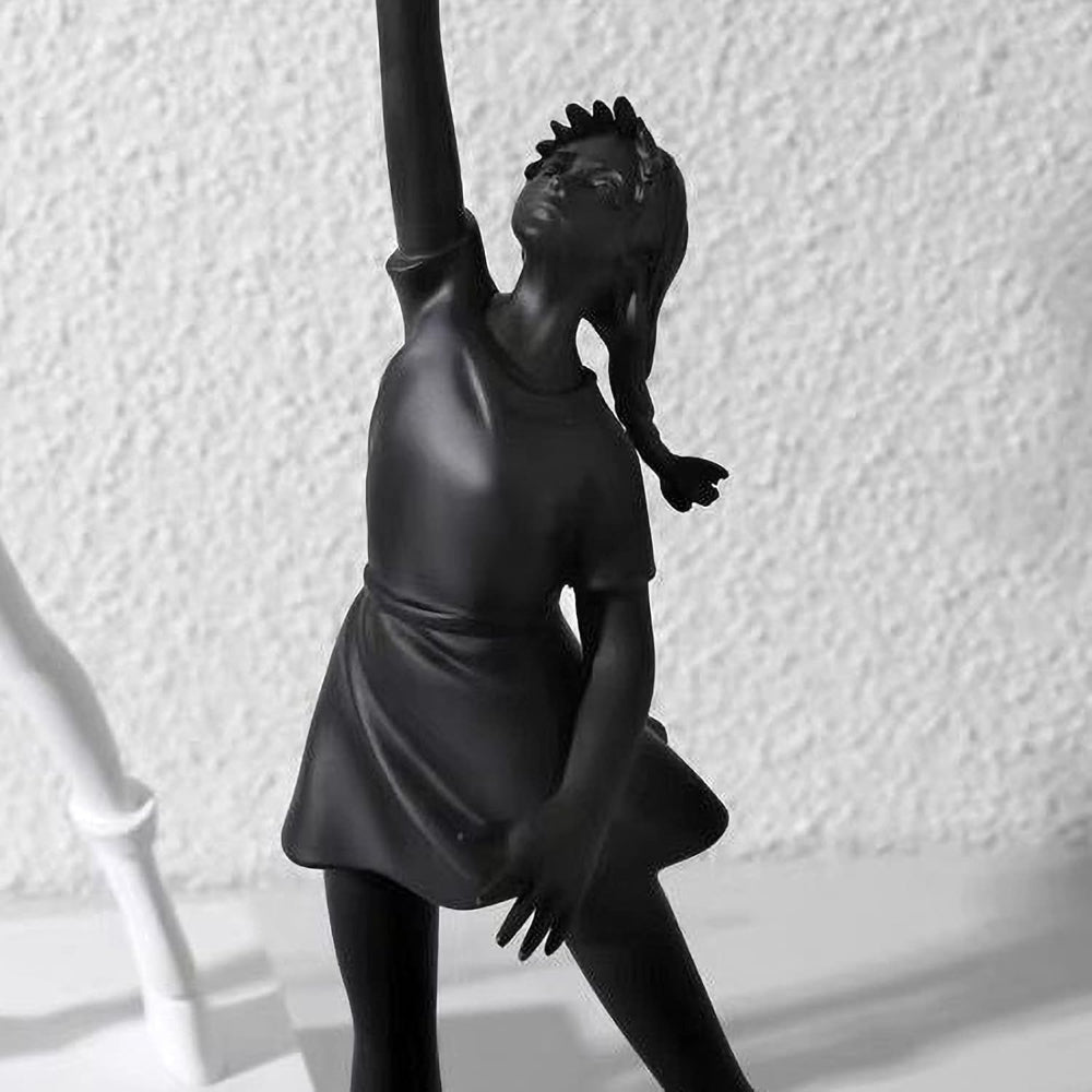 Sculpture moderne d'une fille ballon - figurine artistique minimaliste aux contours travaillés