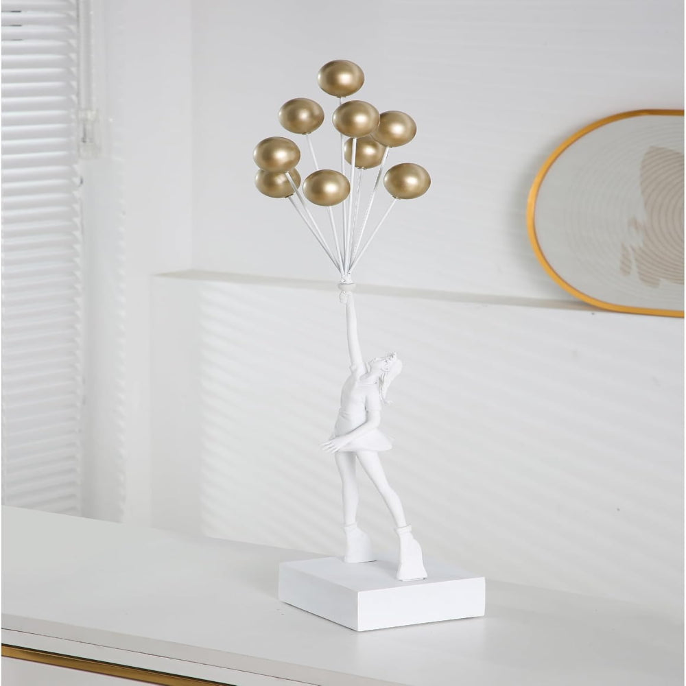 Modern léggömbös lány szobor — minimalista, kontúrozott művészi figura