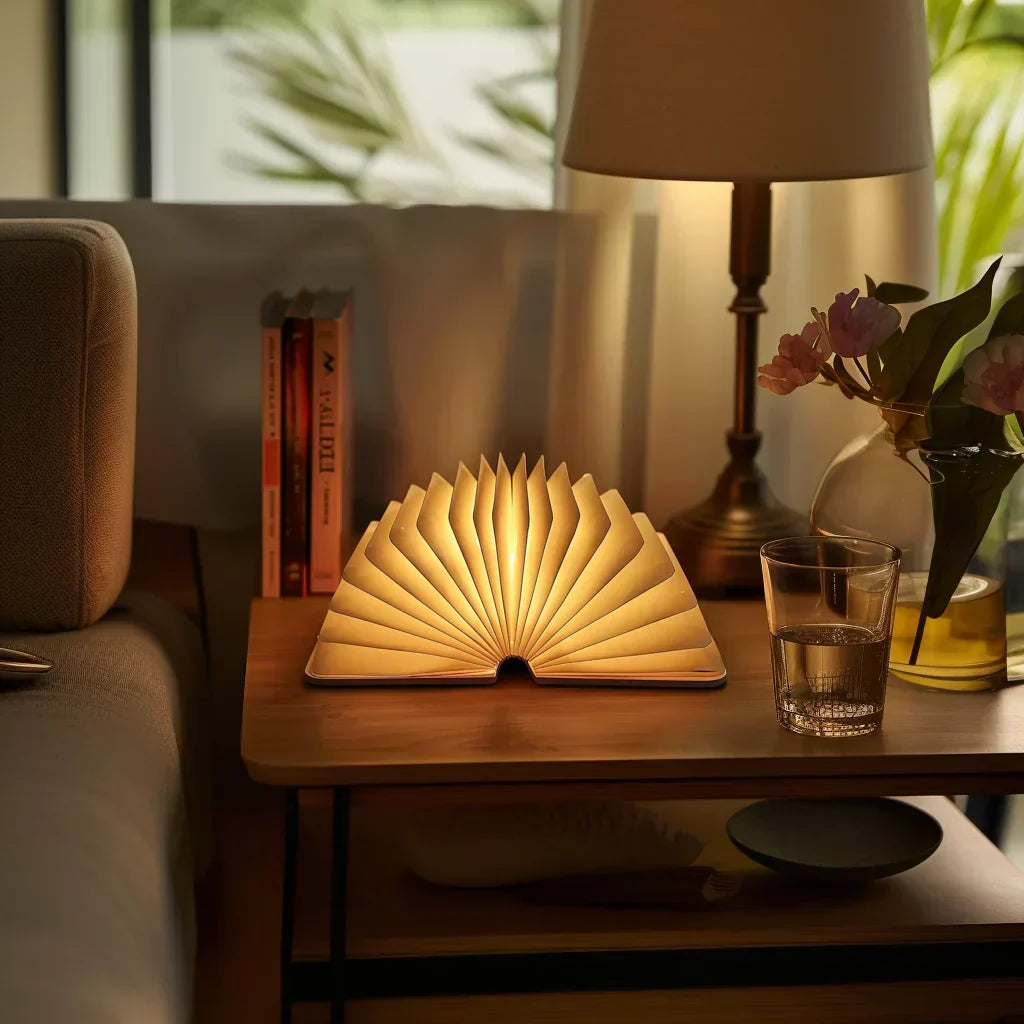 Kompaktes, per USB aufladbares LED-Nachtlicht in Buchform
