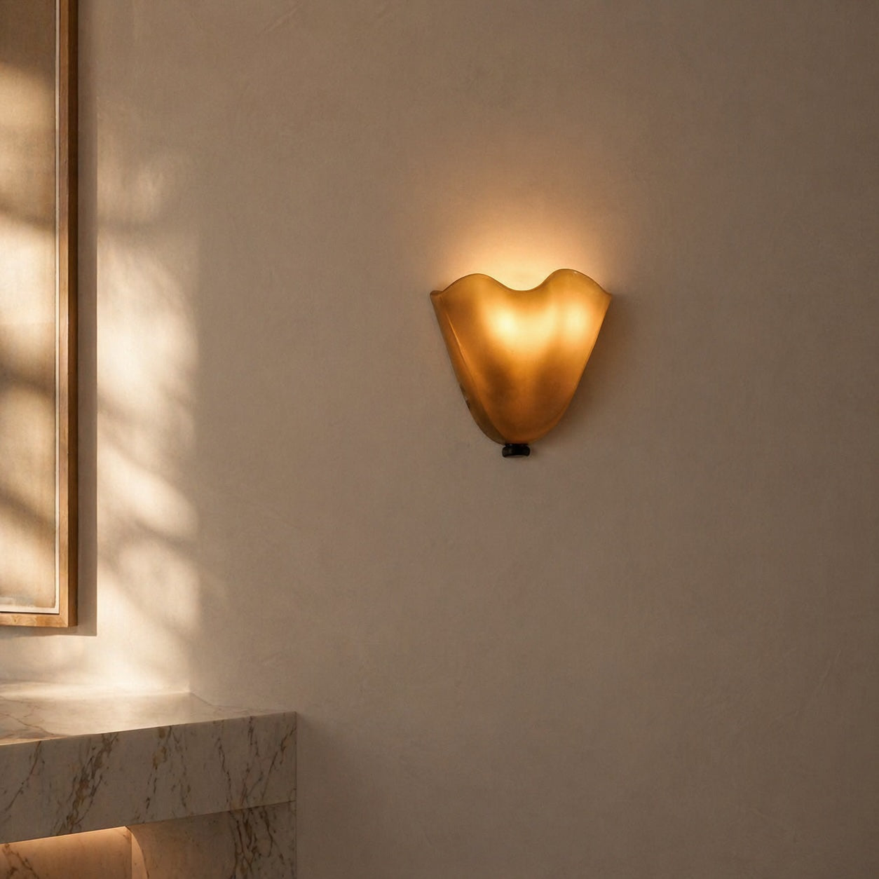 Retro nástěnné svítidlo s mušlovým designem, skleněným stínidlem, železnou základnou a LED osvětlením, šířka 28 cm | ribuella