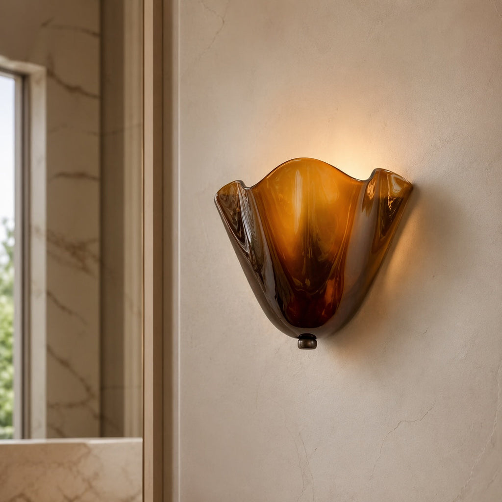 Retro nástěnné svítidlo s mušlovým designem, skleněným stínidlem, železnou základnou a LED osvětlením, šířka 28 cm | ribuella