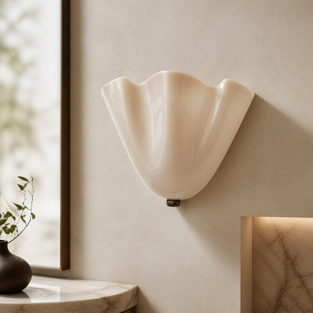 Retro nástěnné svítidlo s mušlovým designem, skleněným stínidlem, železnou základnou a LED osvětlením, šířka 28 cm | ribuella