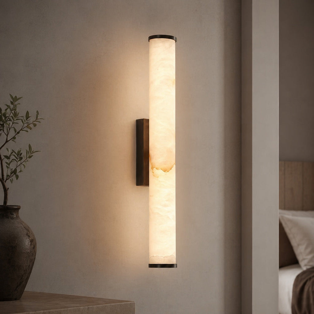 Moderne Wandleuchte zur Wandmontage aus Kunstharz mit Marmoreffekt, warmweißem LED-Licht und Kupferakzenten | ribuella