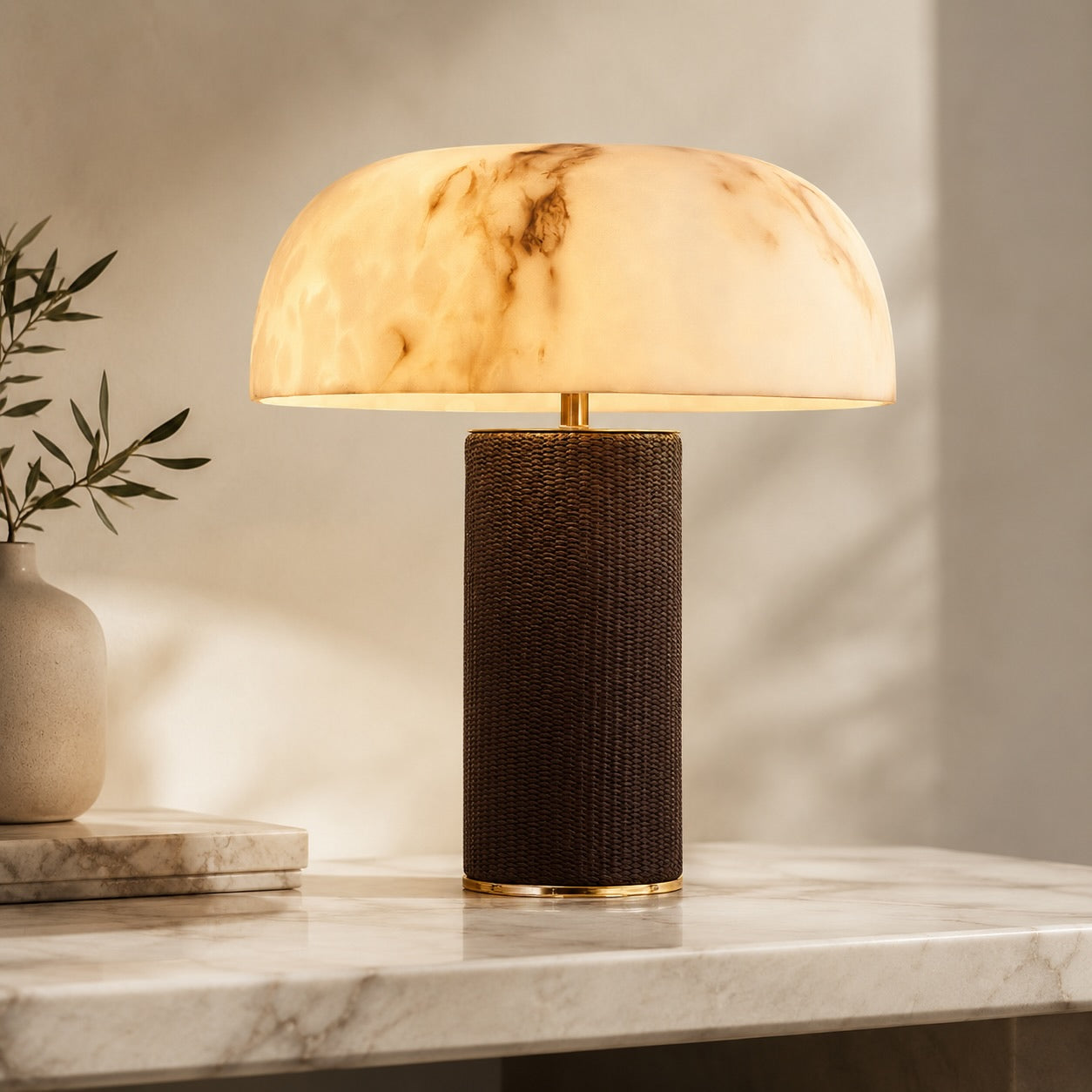 Moderne Tischlampe mit zylindrischer Lederbasis und Schirm aus Alabasterimitat, dimmbar, für Schlafzimmer oder Schreibtisch | ribuella