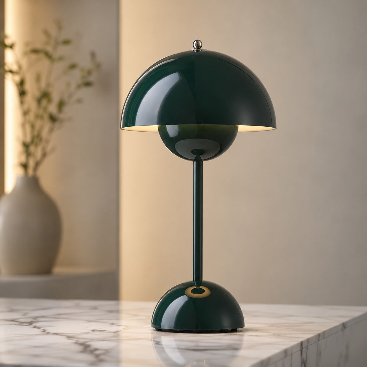 Moderne bordlampe med keramisk fod, justerbart LED-lys og bærbart design til brug i soveværelset eller på skrivebordet | ribuella