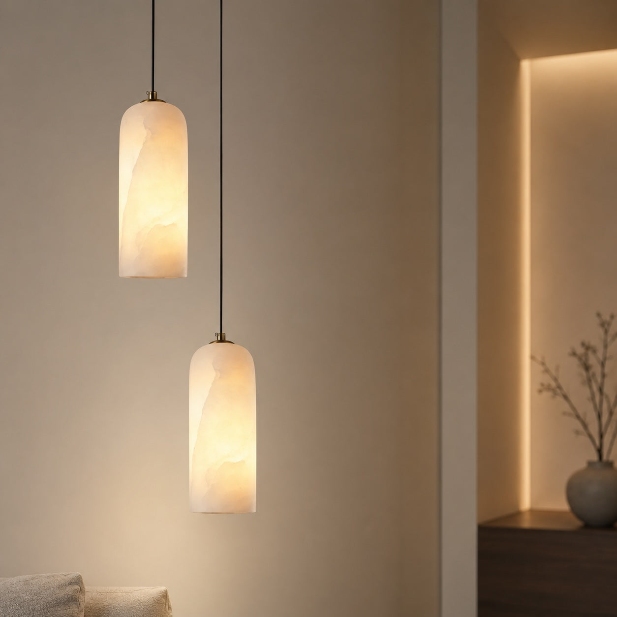 Moderní závěsná LED lampa s alabastrovým stínidlem a povrchovou úpravou z kartáčované mědi pro osvětlení kuchyně | ribuella