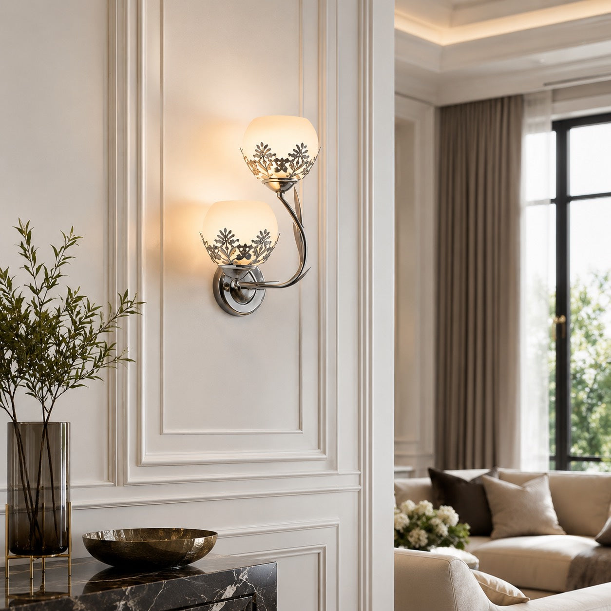 Moderne florale Wandleuchte mit zwei Lichtquellen, Wandmontage, aus Glas und Metall, LED-Leuchte für die Wohnraumbeleuchtung | ribuella
