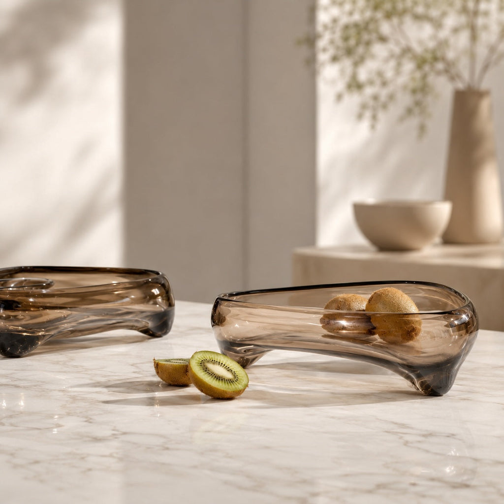 Moderner mundgeblasener dekorativer Glasschale mit fließendem Design in sanftem Braun, vielseitiges Centerpiece | ribuella