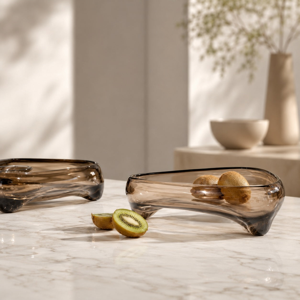 Moderner mundgeblasener dekorativer Glasschale mit fließendem Design in sanftem Braun, vielseitiges Centerpiece | ribuella