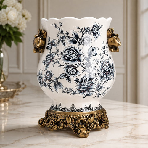 Duży biały porcelanowy wazon na kwiaty z karbowanym brzegiem i szkliwem ze spękaniami do ekspozycji kwiatów | ribuella