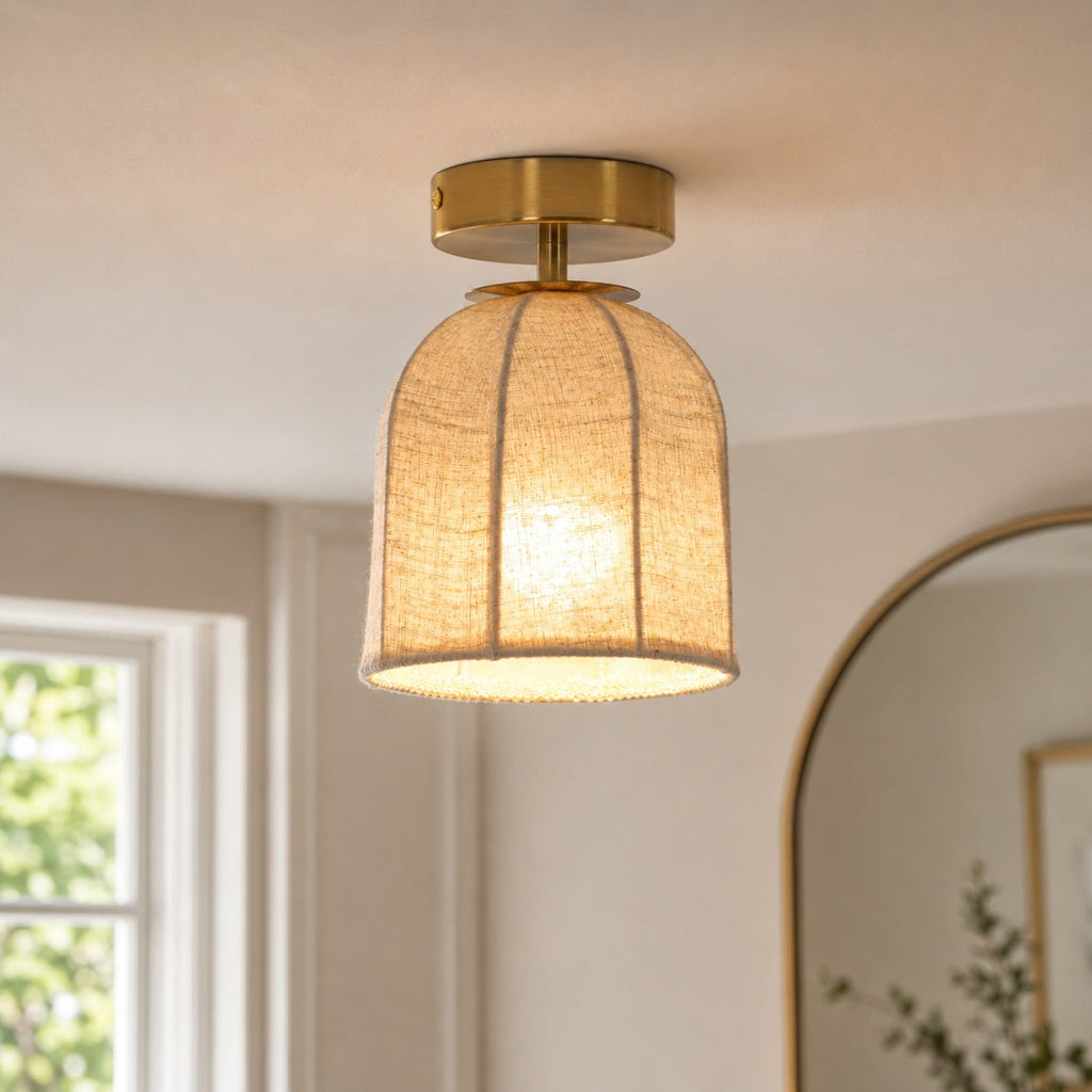 Rustik loftslampe med linnedskærm og varme gulddetaljer til soveværelsesbelysning | ribuella
