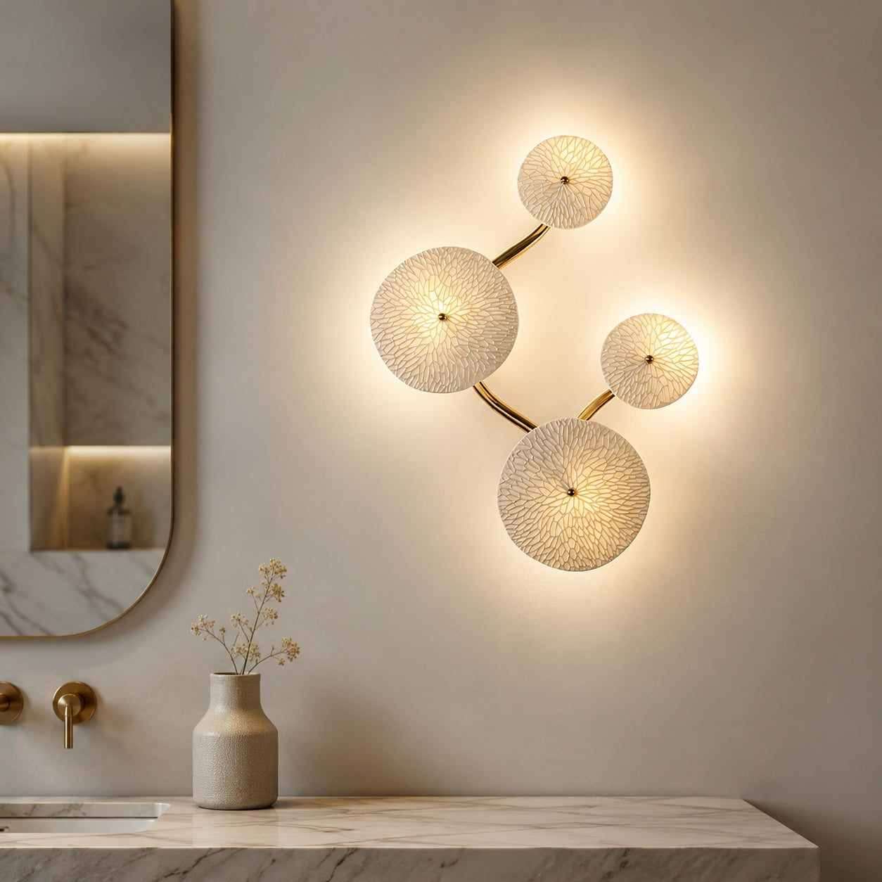 Moderne Wandleuchte aus Keramik und Metall | ribuella
