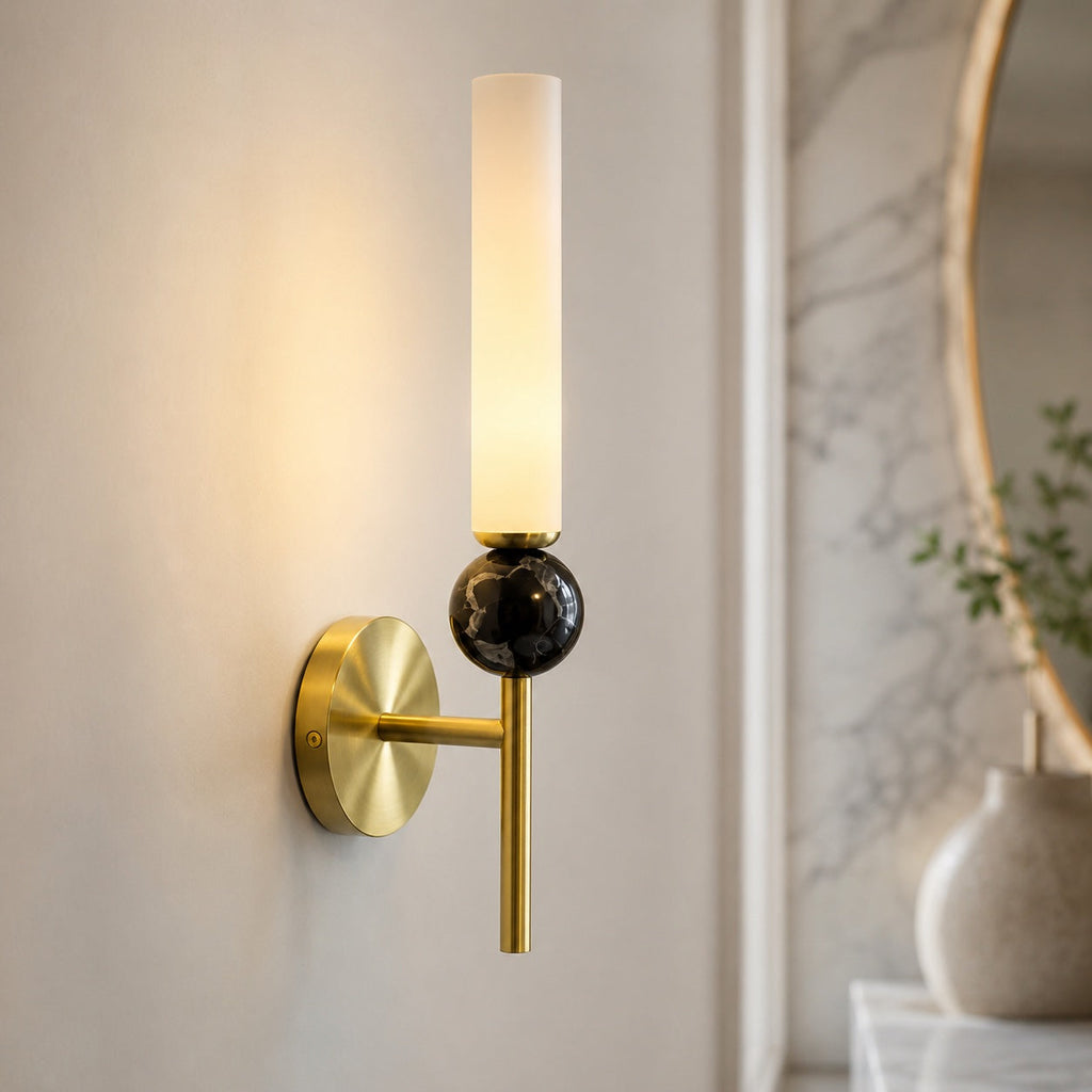 Μοντέρνο φωτιστικό τοίχου με κάθετη τοποθέτηση, από συμπαγή ορείχαλκο και λευκό ακρυλικό | ribuella