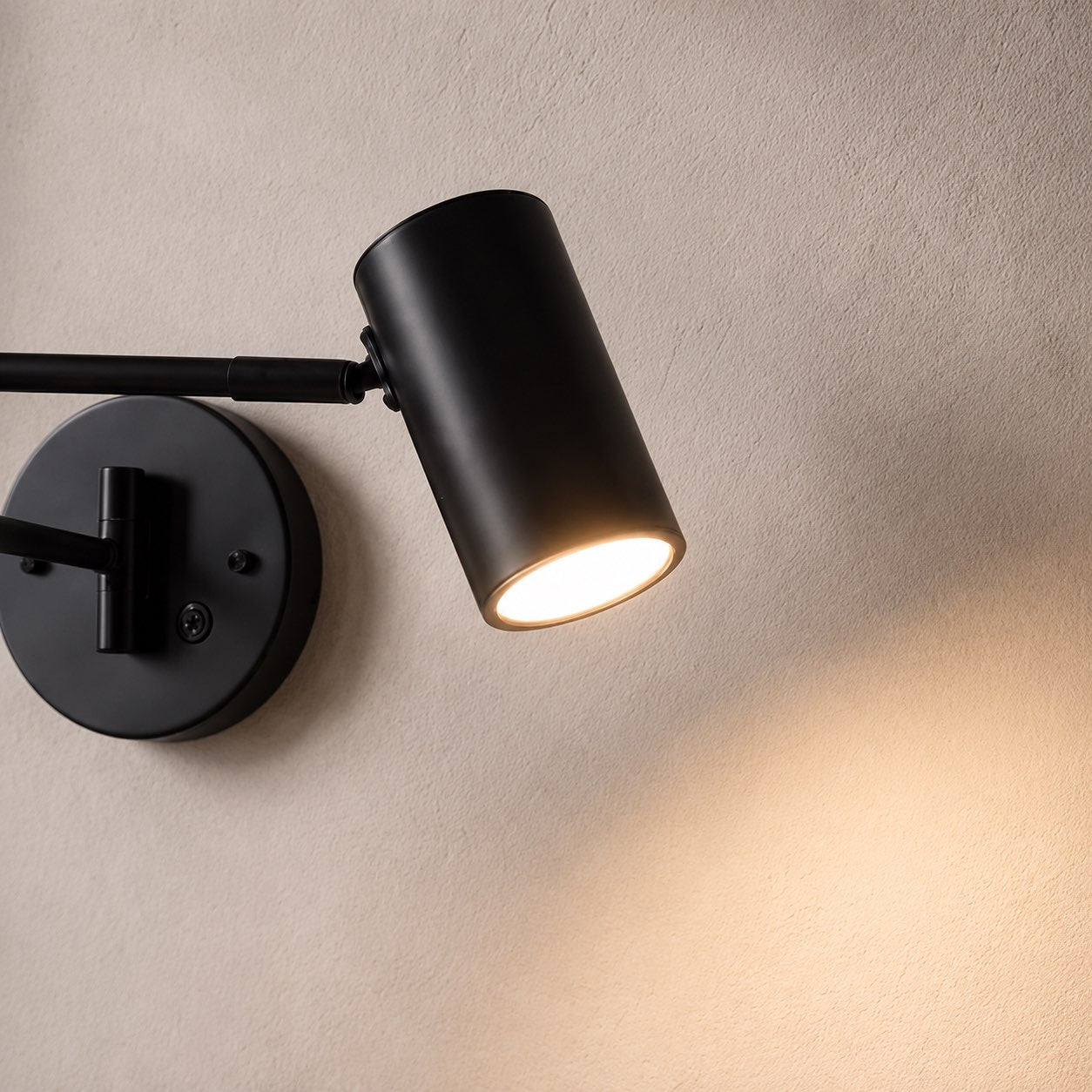 Moderne verstellbare Wandleuchte aus Metall mit LED-Beleuchtung für die Wohnraumdekoration | ribuella