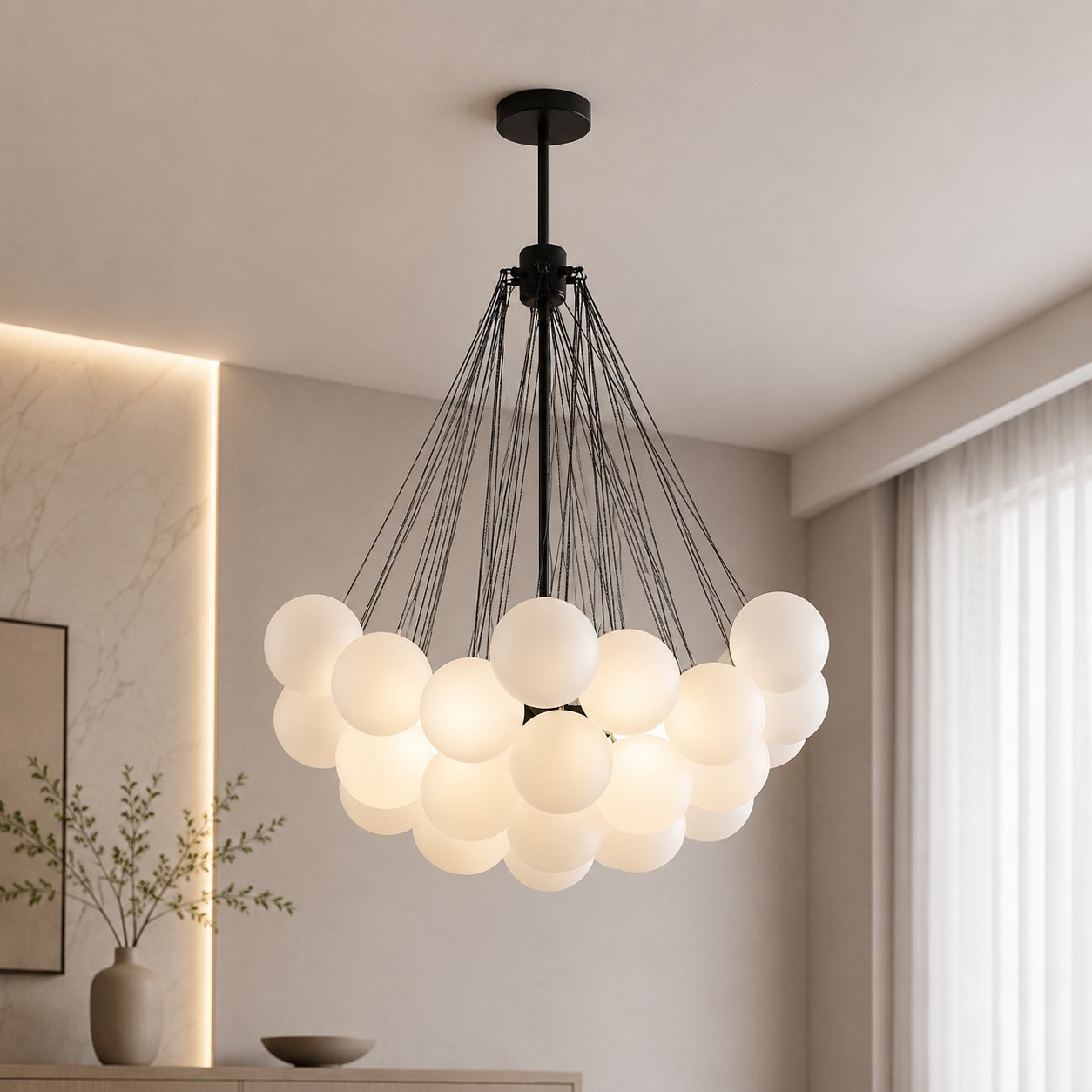 Moderní závěsné svítidlo s nastavitelnými skleněnými a kovovými prvky pro jídelnu | ribuella