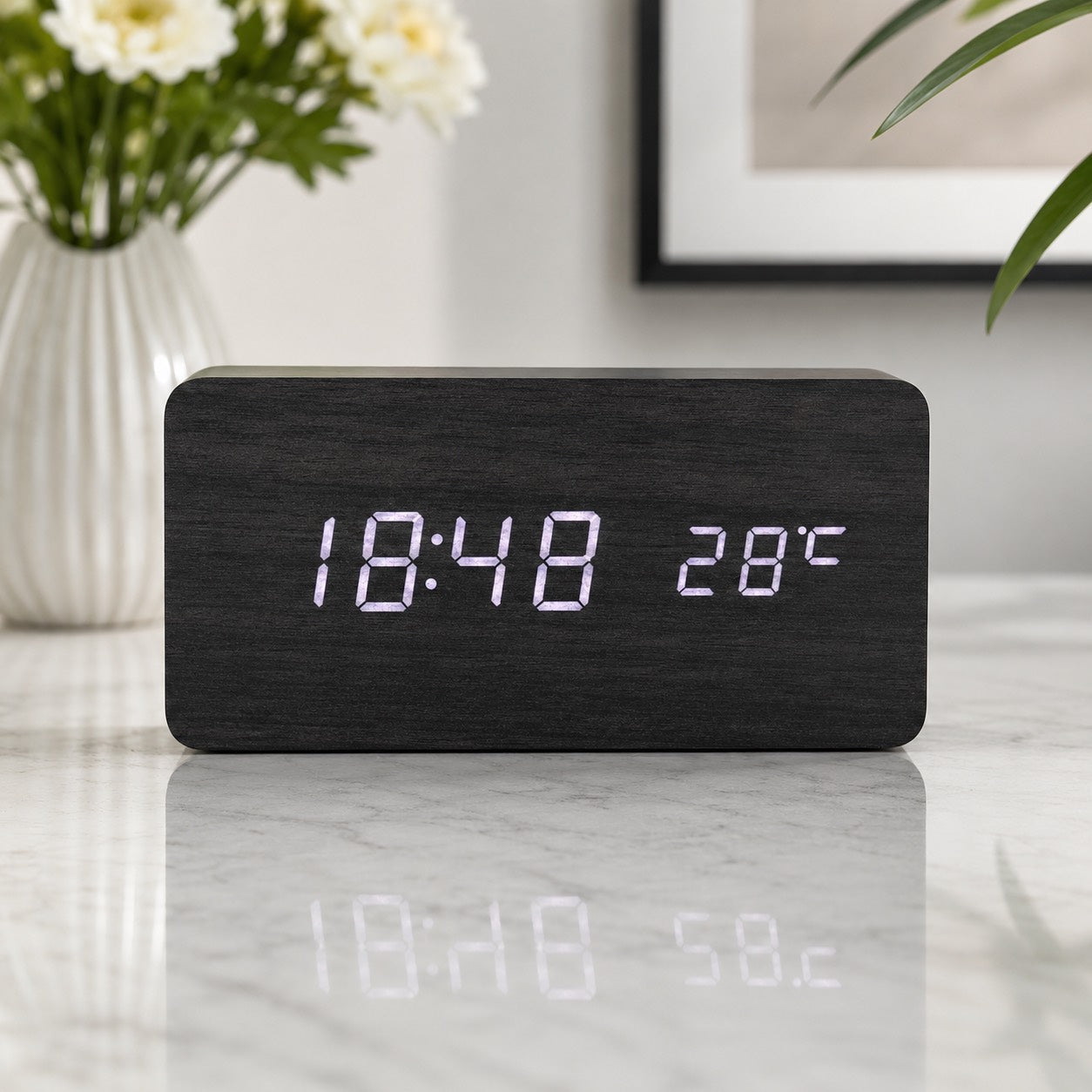 Moderne digitale houten wekker met instelbare helderheid en led-display | ribuella