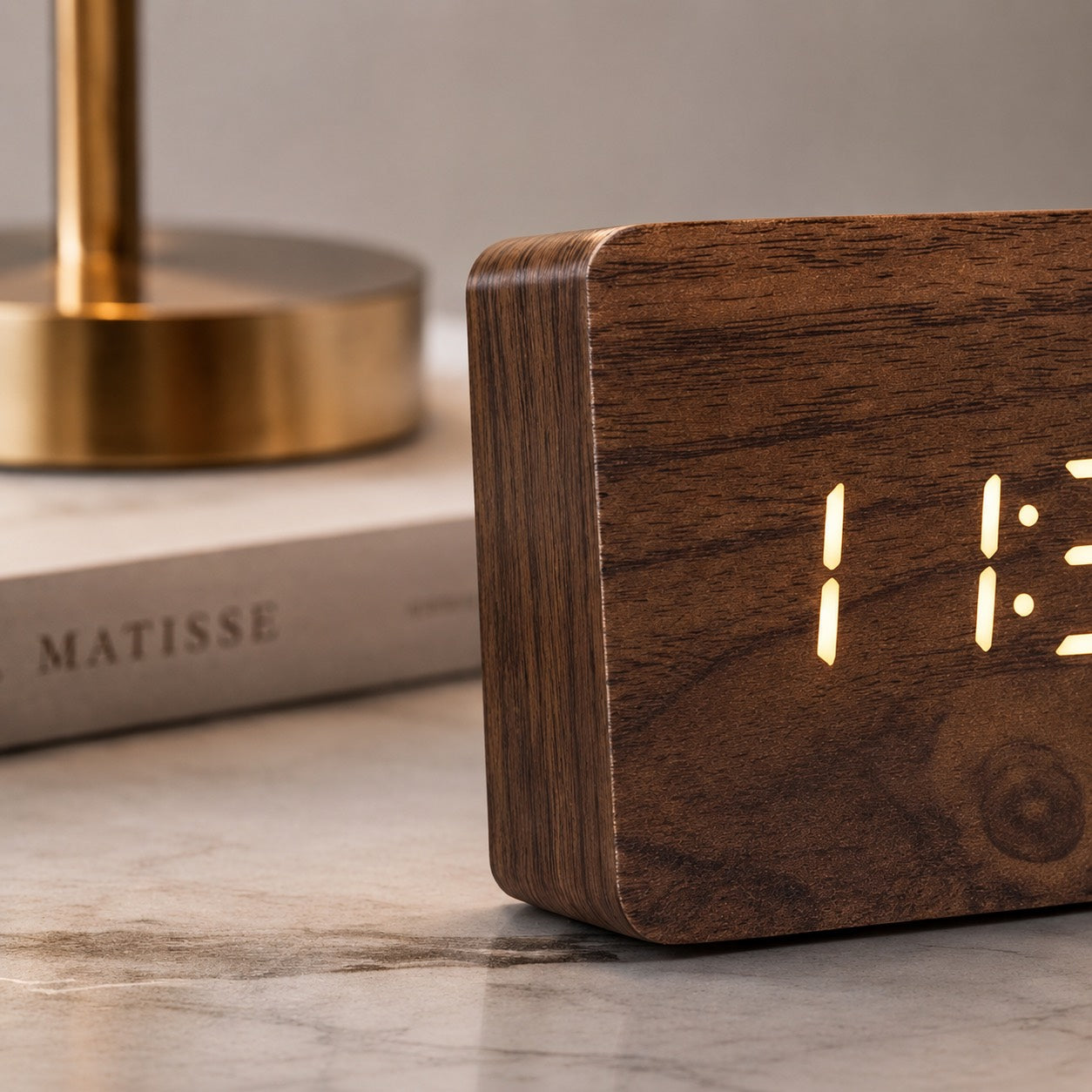 Moderne digitale houten wekker met instelbare helderheid en led-display | ribuella