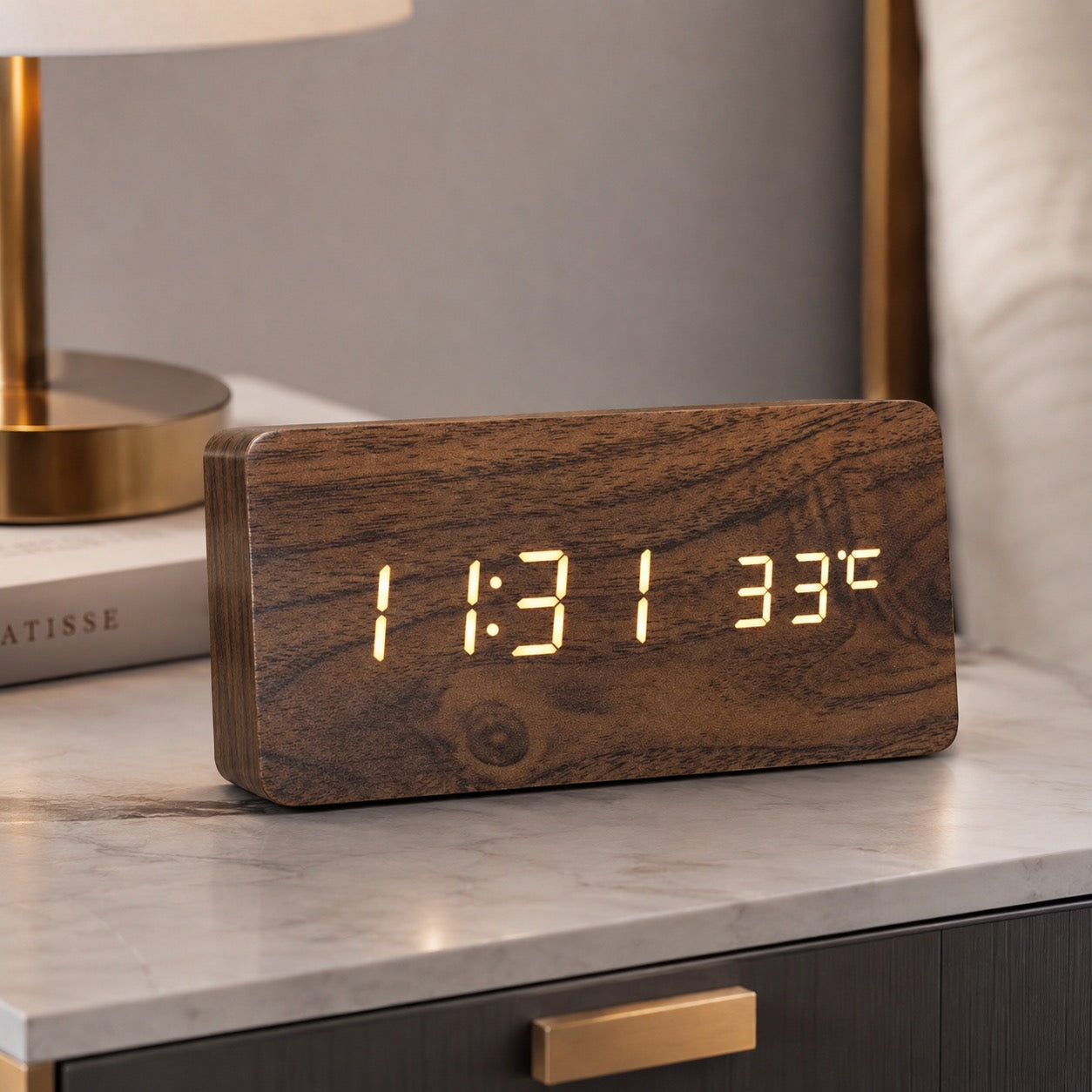 Moderne digitale houten wekker met instelbare helderheid en led-display | ribuella