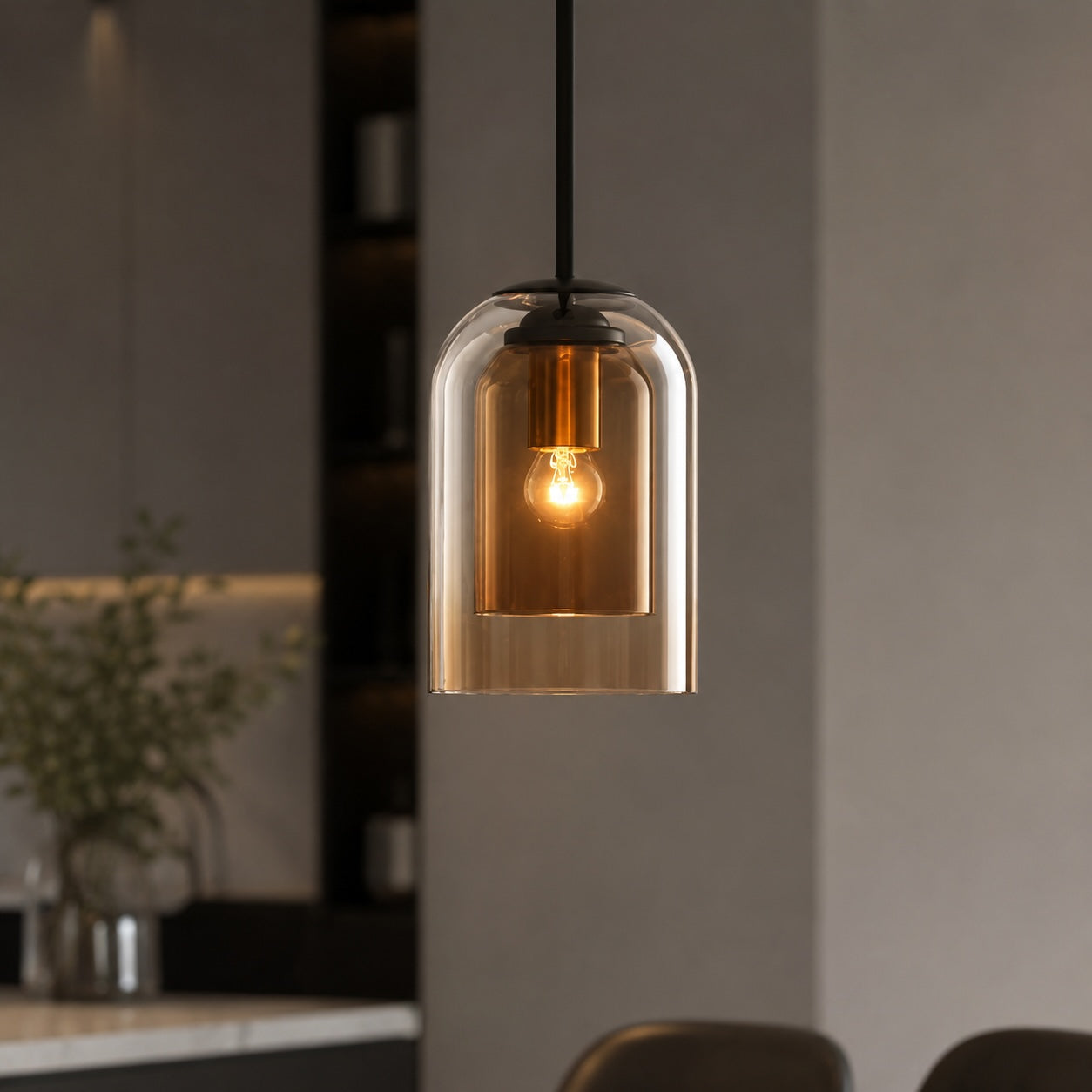 Moderne Hängeleuchte aus Glas mit Eisenkorpus, LED-kompatibel, für die Kücheninsel | ribuella