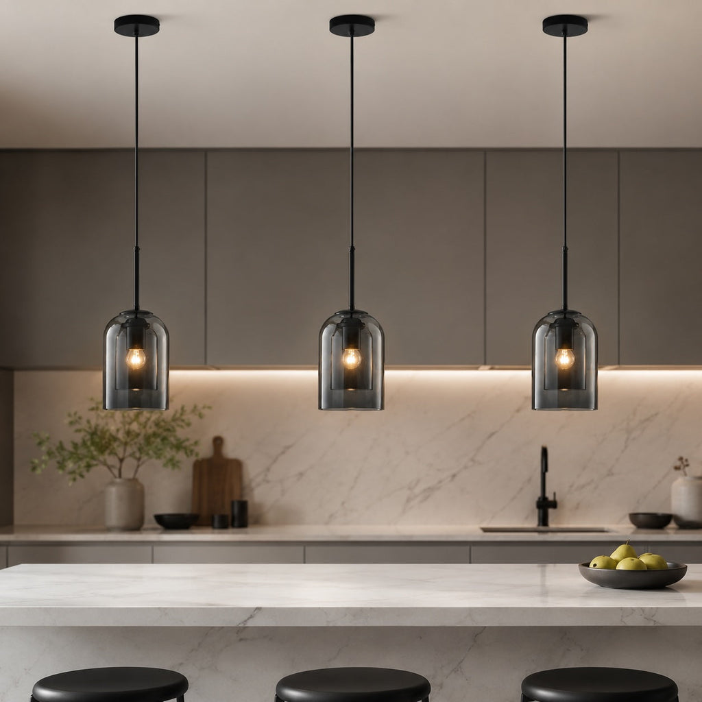 Moderne Hängeleuchte aus Glas mit Eisenkorpus, LED-kompatibel, für die Kücheninsel | ribuella