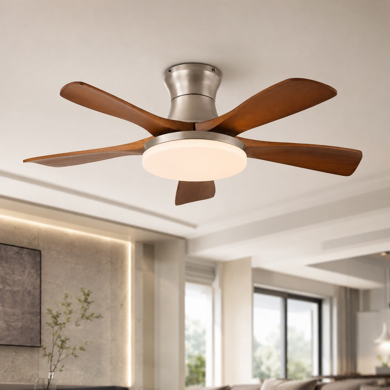 Moderní stropní ventilátor se světly, přisazený, s dřevěnými lopatkami, integrovaným LED osvětlením a 6rychlostním ovládáním, pro použití v interiéru | ribuella