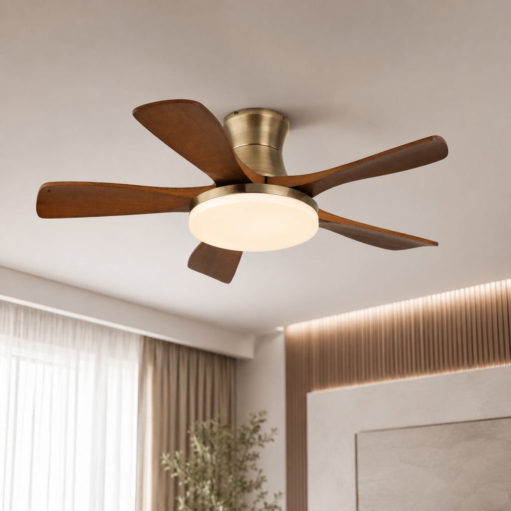 Moderní stropní ventilátor se světly, přisazený, s dřevěnými lopatkami, integrovaným LED osvětlením a 6rychlostním ovládáním, pro použití v interiéru | ribuella