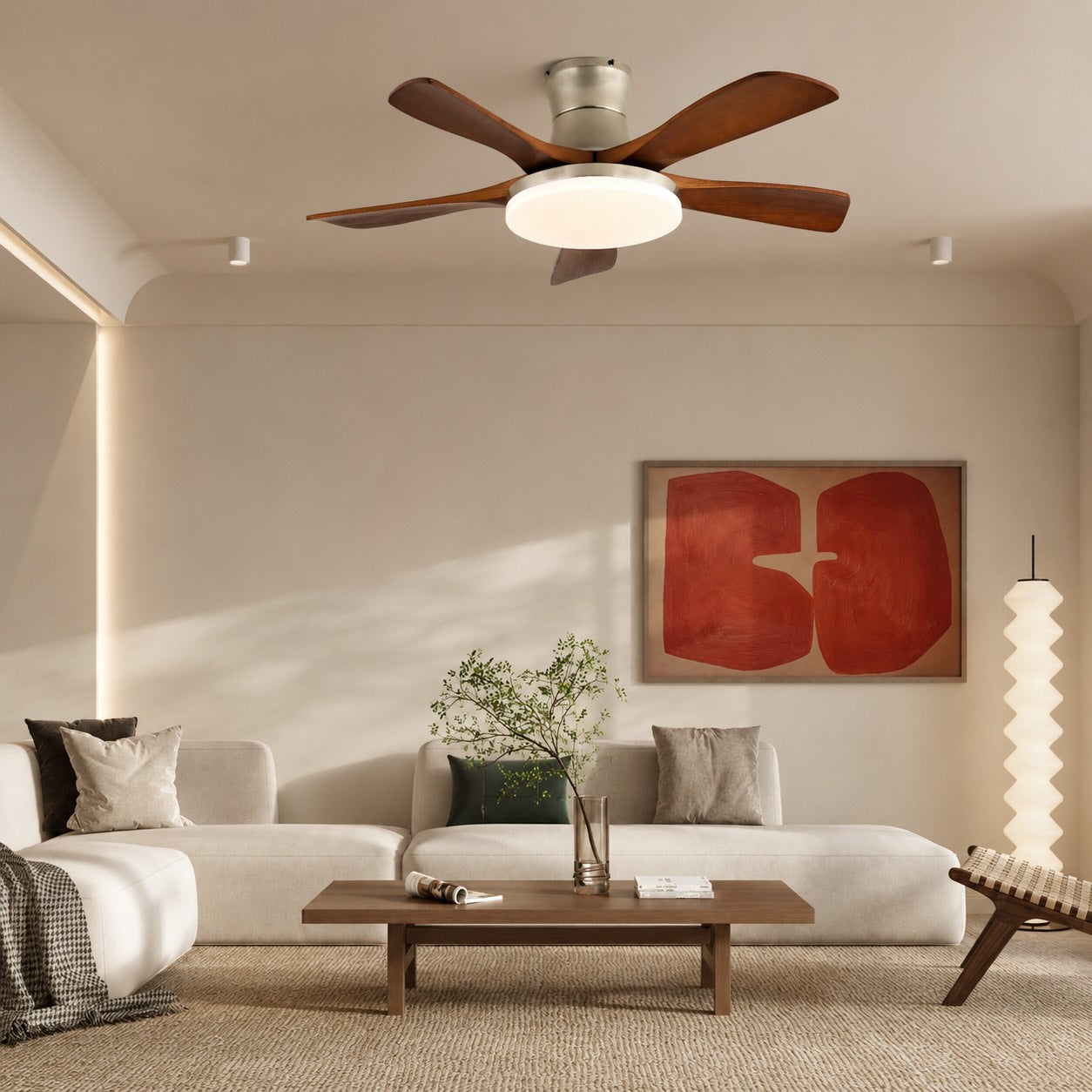 Moderní stropní ventilátor se světly, přisazený, s dřevěnými lopatkami, integrovaným LED osvětlením a 6rychlostním ovládáním, pro použití v interiéru | ribuella