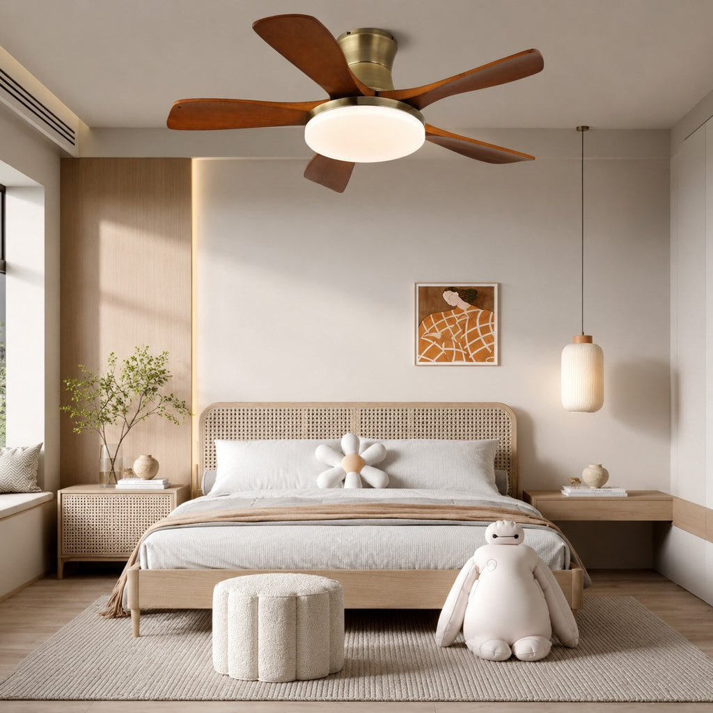 Moderní stropní ventilátor se světly, přisazený, s dřevěnými lopatkami, integrovaným LED osvětlením a 6rychlostním ovládáním, pro použití v interiéru | ribuella