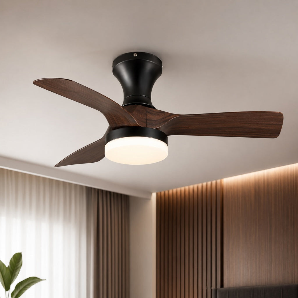 Moderní stropní ventilátor s přisazenou montáží a osvětlením, černý kov, integrované LED a 6rychlostní ovládání | ribuella