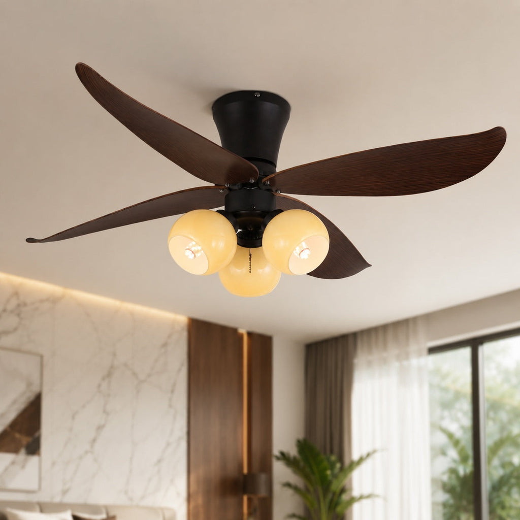Moderní černý stropní ventilátor se světly, přisazeným skleněným stínidlem a nastavitelnou rychlostí pro interiéry | ribuella