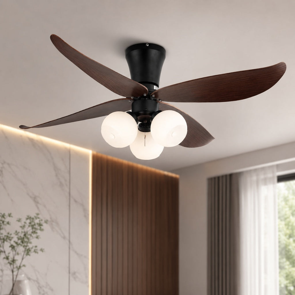 Moderní černý stropní ventilátor se světly, přisazeným skleněným stínidlem a nastavitelnou rychlostí pro interiéry | ribuella