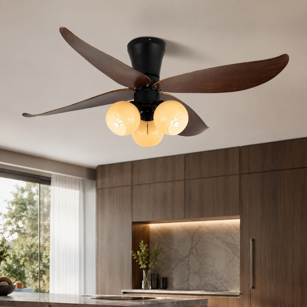 Moderní černý stropní ventilátor se světly, přisazeným skleněným stínidlem a nastavitelnou rychlostí pro interiéry | ribuella