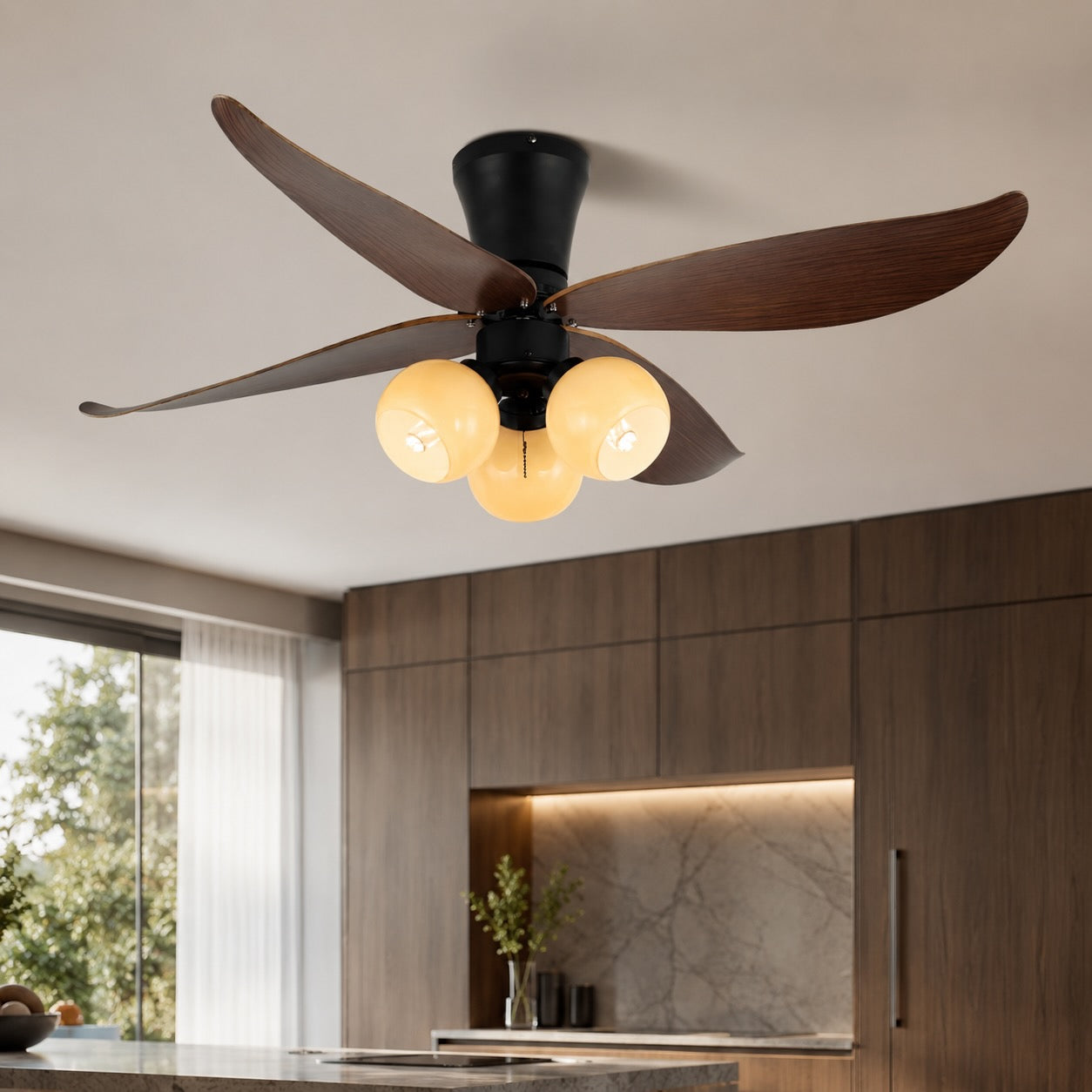 Moderní černý stropní ventilátor se světly, přisazeným skleněným stínidlem a nastavitelnou rychlostí pro interiéry | ribuella
